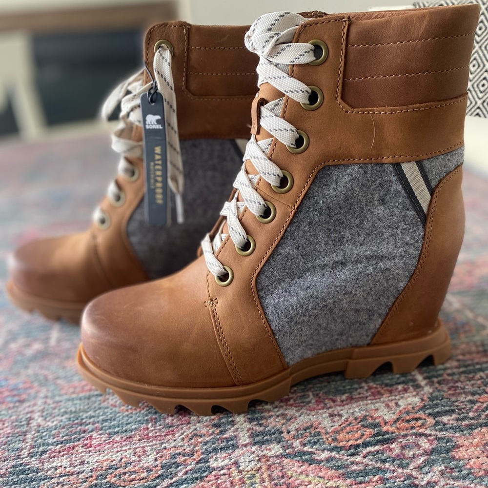 SOREL JOAN OF ARCTIC III LEXIE WEDGE SNOW BOOT
NWT 
Womens Size 8